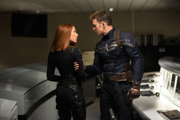 Los Vengadores sobresalientes Capitán América y Natasha Romanov
