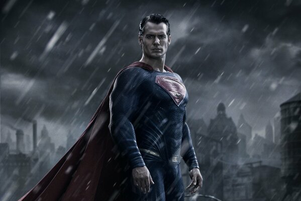 Superman sous la pluie, dans la ville la nuit