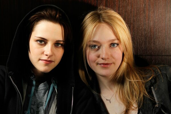 Kristen stewart und dakota fanning auf dem Foto