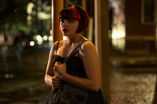 La chica con el pelo rojo de la película el gran nivelador