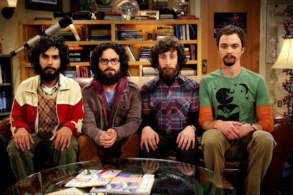 Sheldon, Leonard, Howard, Raj con i baffi e la barba