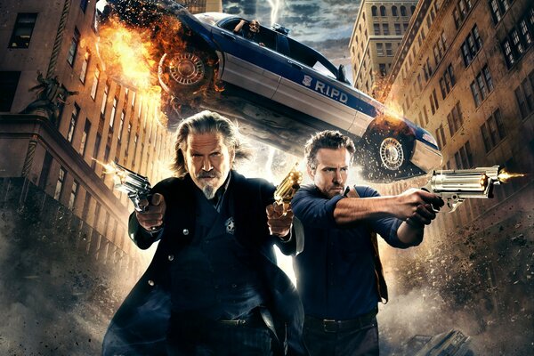 Ryan Reynolds y Jeff Bridges con armas de fuego