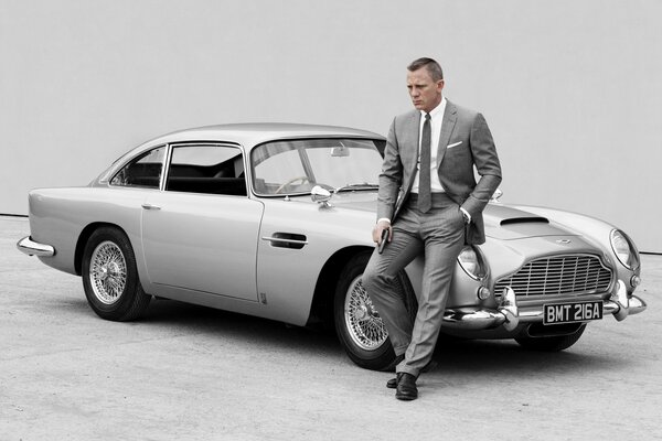 James Bond vicino Aston Martin db5