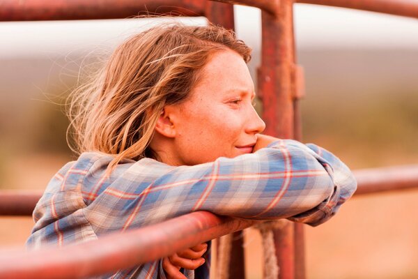 Cruzar sola Australia. Mia Wasikowska en un drama escénico