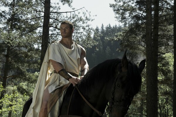 Hércules montando a caballo de la película Hércules: el comienzo de la leyenda