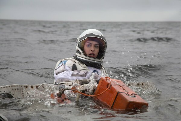 Película interestelar con Anne Hathaway