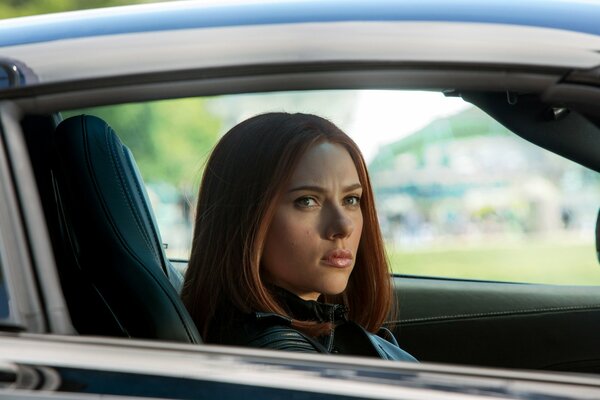 Veuve noire Natasha Romanoff dans la voiture