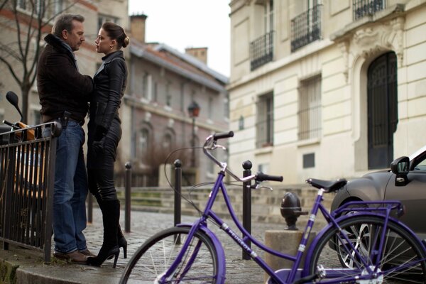 Homme et femme parlant sur la place