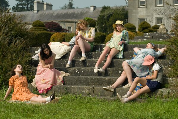 Copines s asseoir sur un escalier en pierre