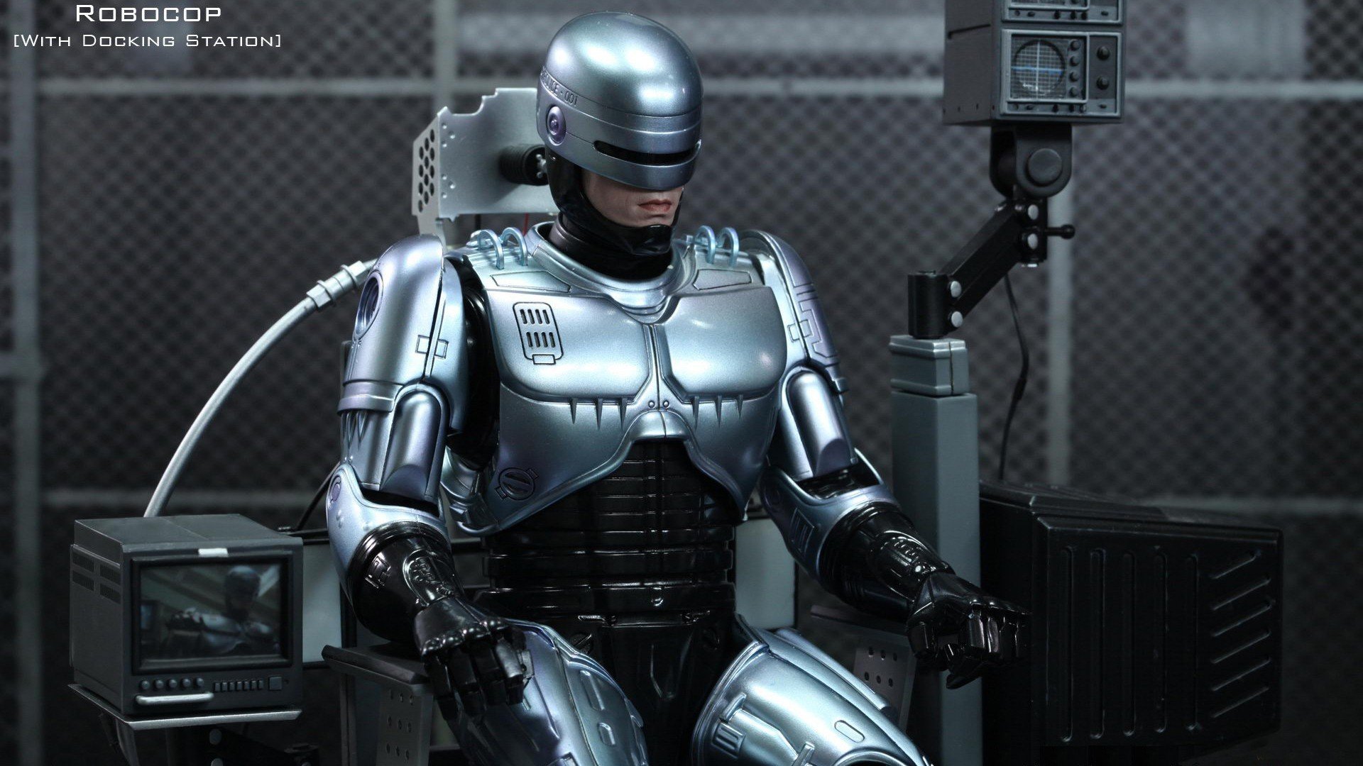 robocop eroe cyborg robot poliziotto ferro armatura seduto ricarica