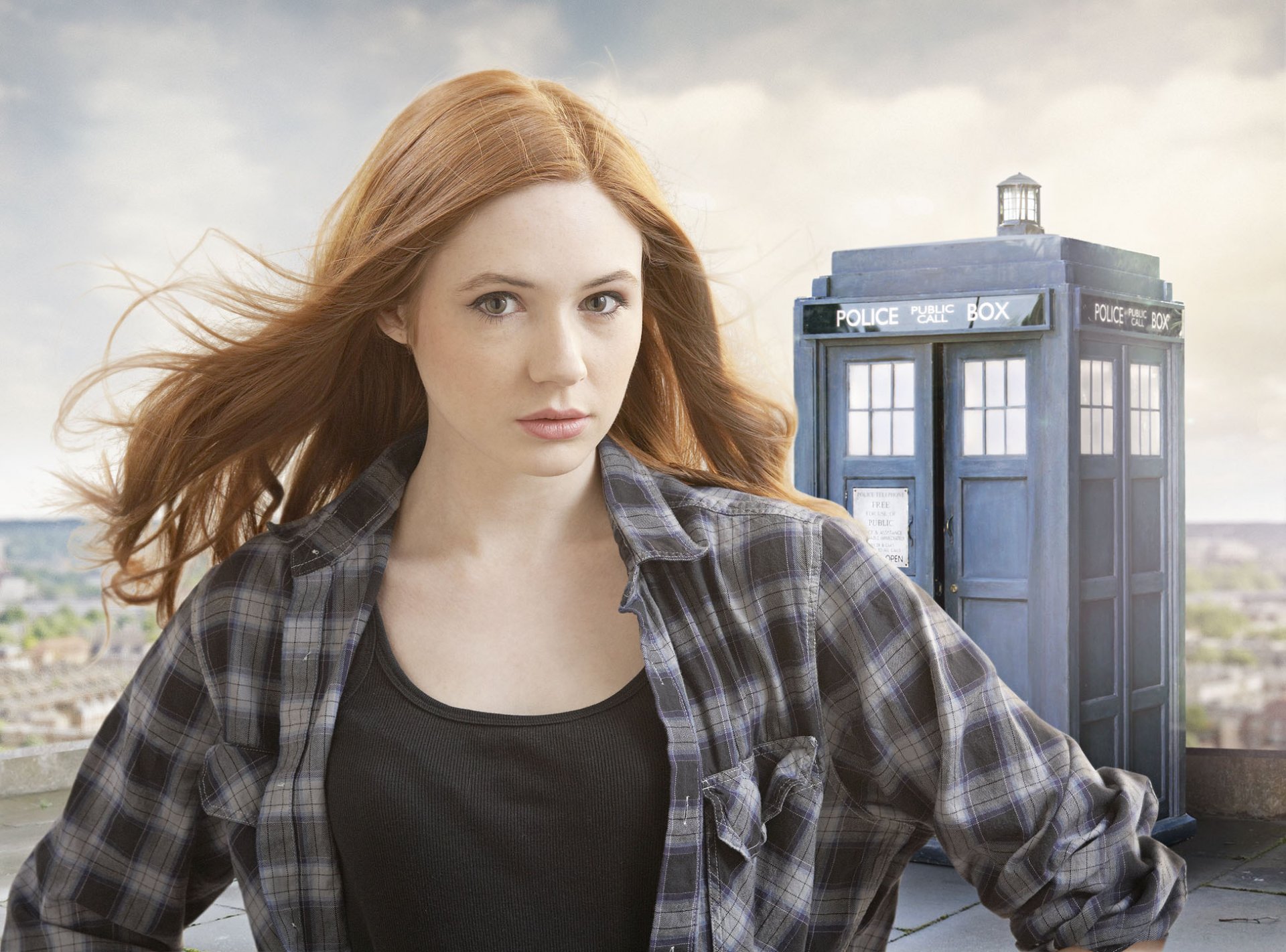 serie de televisión doctor who karen gillan pelirroja chica actriz mirada tardis cabina de policía