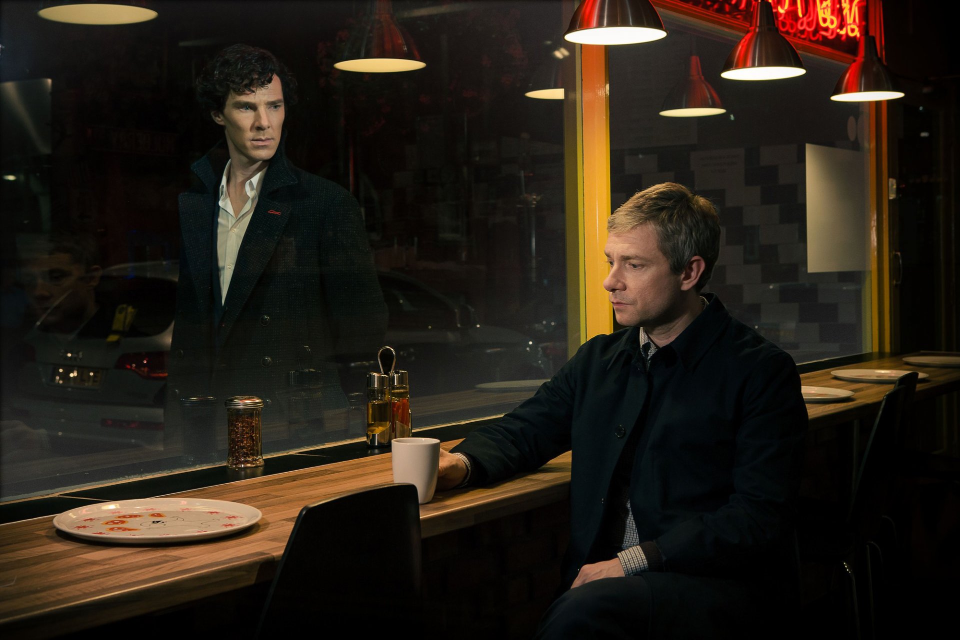 sherlock stagione 3 bbc one sherlock holmes dr. john watson dr. watson attori benedict cumberbatch martin freeman uomini lampade sedie tavolo bancone finestra macchina