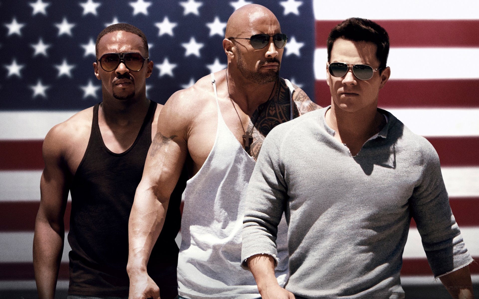 dolor & amp; ganancia sangre y sudor: anabólicos mark wahlberg daniel lugo dwayne johnson paul doyle anthony mackie adrian doorbal bandera ee.uu. músculo gafas cruz