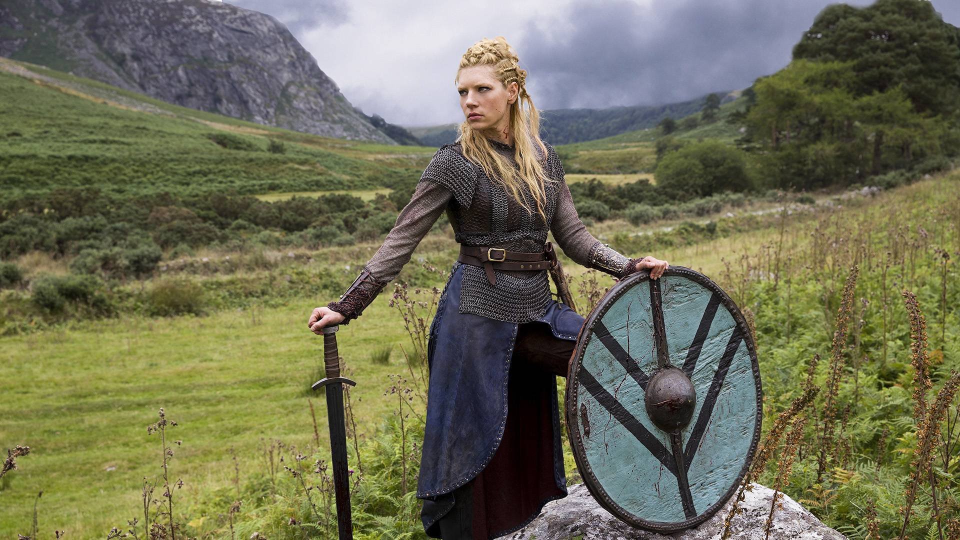 vikings série tv historique drame catherine winnick lagertha épée bouclier nature