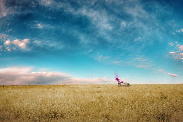 Foto di un auto in un campo da lontano