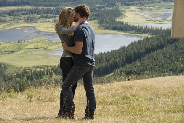 Pareja beso al aire libre amor