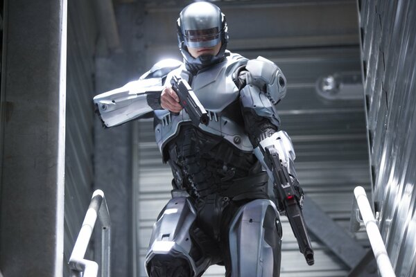 Fotograma de la película Robocop con pistolas