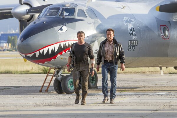 Sylvester Stallone et Arnold Schwarzenegger sur fond d avion