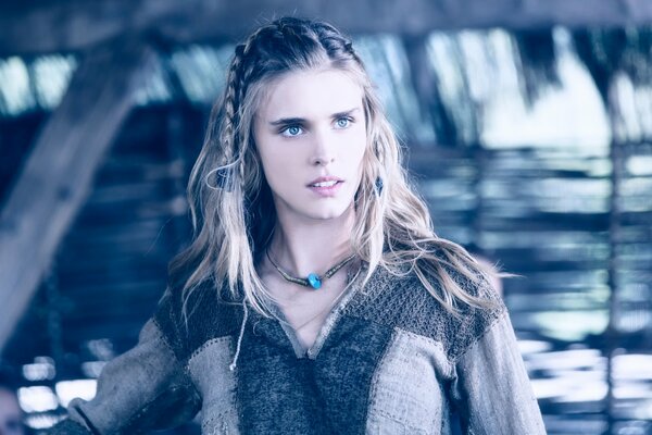 Hermosa chica vikinga con colgante