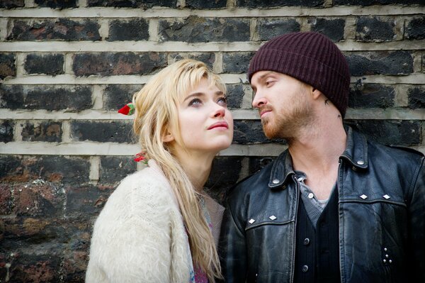 Aaron Paul con una chica