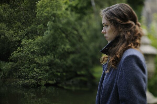 Rebecca Hall sullo sfondo della foresta di The Awakening.