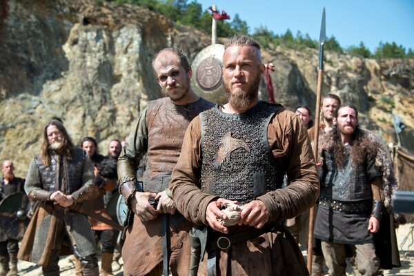 Le grand Ragnar Lotbrok et Floki des Vikings