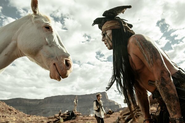 Indien en face du cheval dans le profil