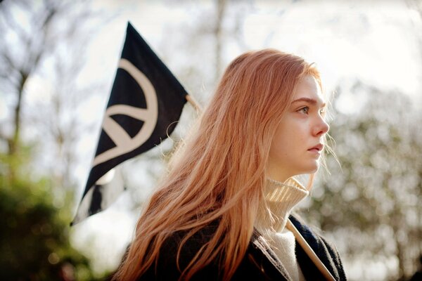 Belle fille sur fond de drapeau