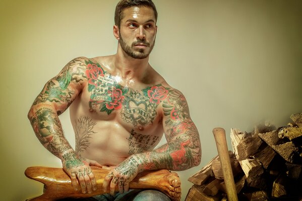 Homme tatoué avec une jambe de bois dans les mains