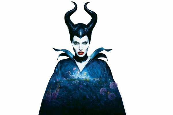 Główną rolę w serialu malificent zagrała Angelina Jolie z rogami