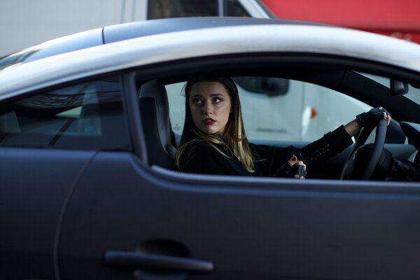 Kadr z filmu trzy dni na morderstwo z Amber Heard
