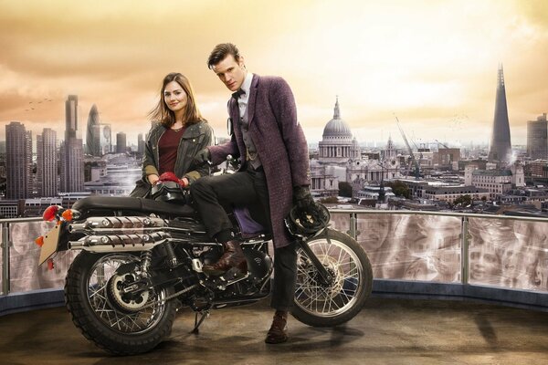 Donna e uomo su una moto sullo sfondo della città