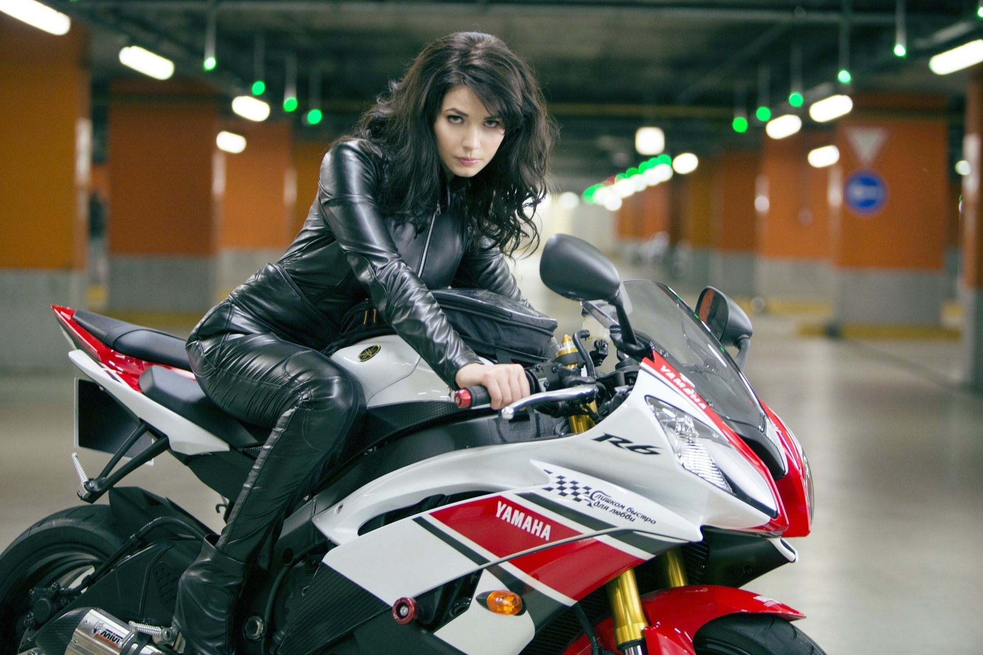 julia snigir ragazza bellezza attrice sexy sexy moto yamaha die hard buon giorno per morire die hard: buon giorno per morire