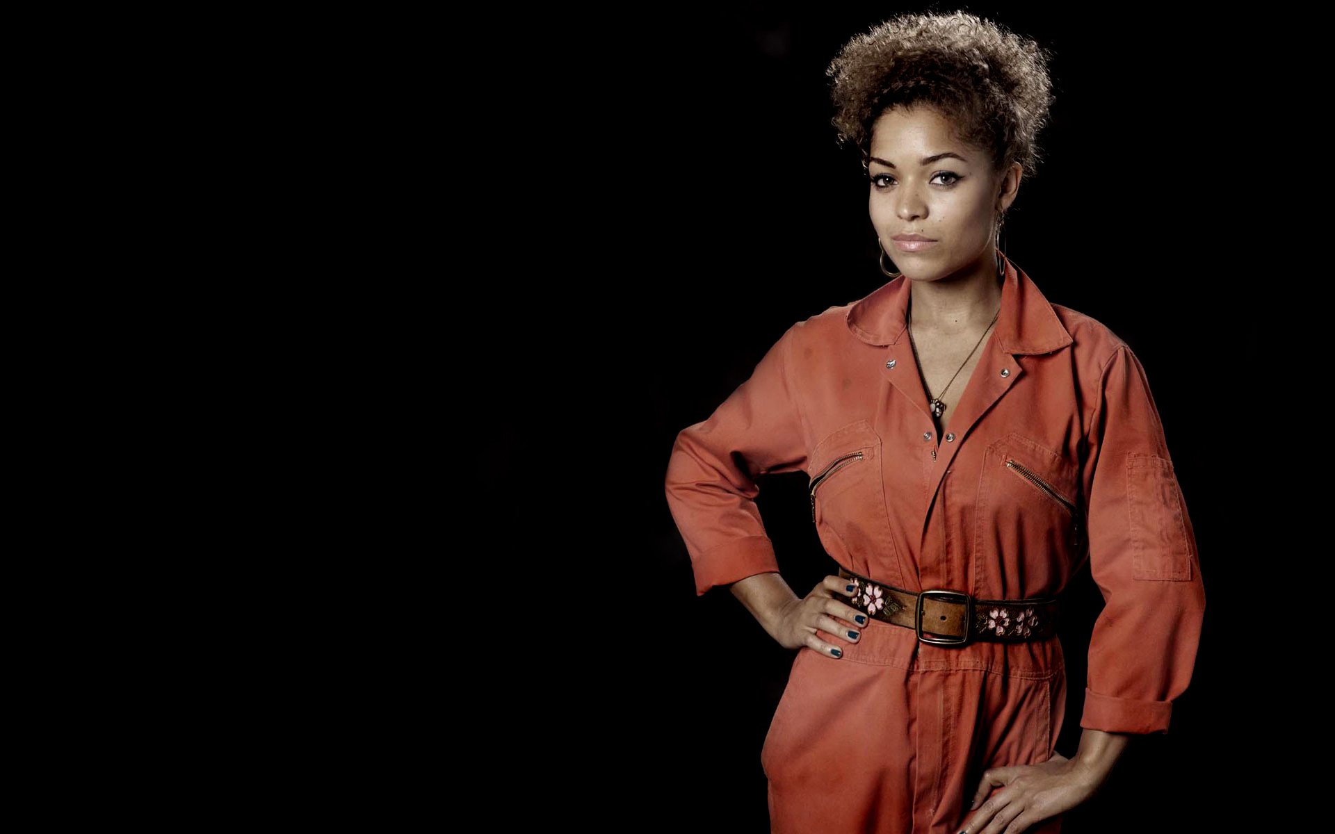 malo misfits escoria chica antonia thomas fondo oscuro