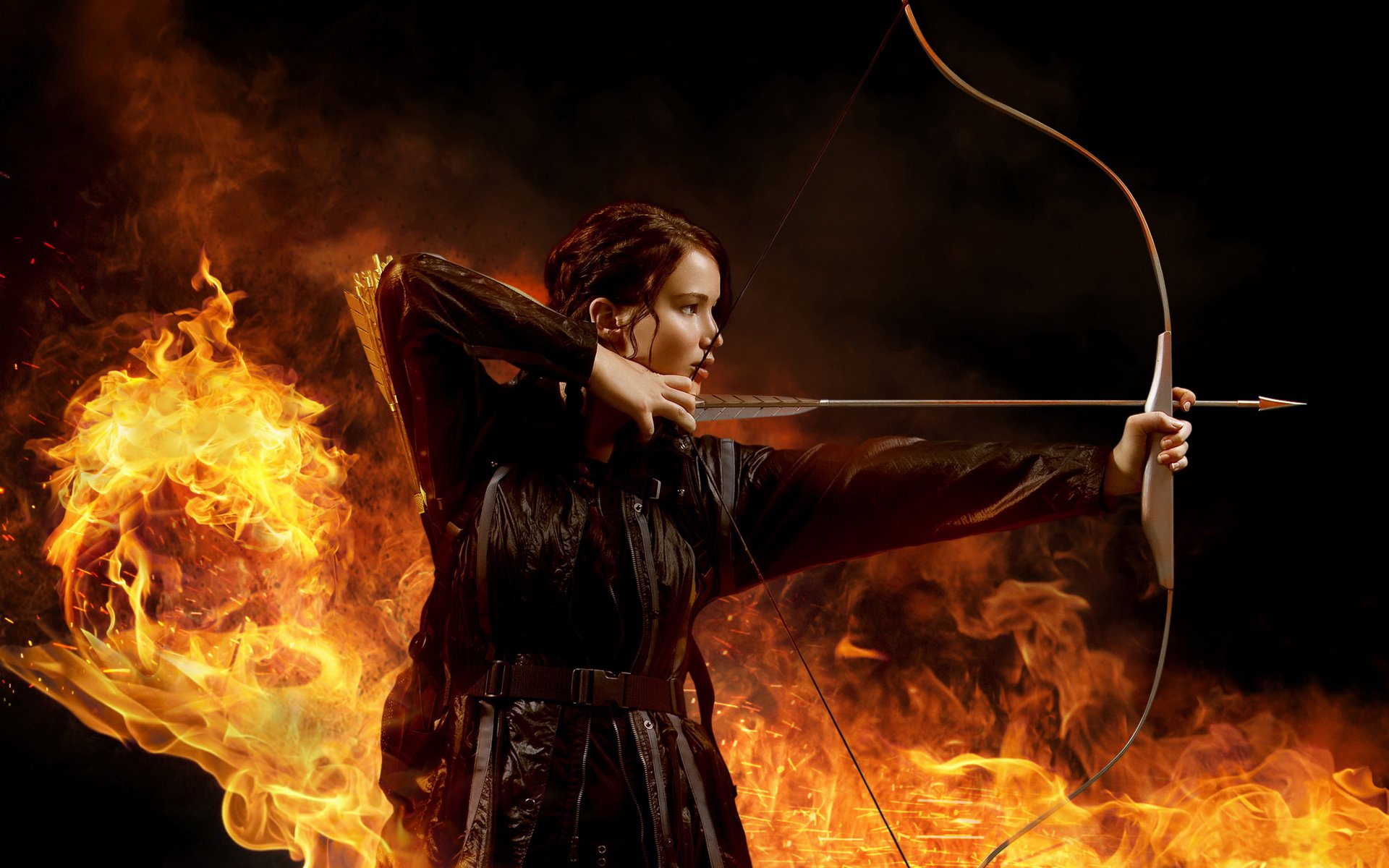 hunger games brunette jennifer lawrence dans marquer la faim jeu tir formation se battre pour survivre opinion manucure équipement vêtements carquois arc chaîne boom feu étincelles fond sombre film blockbuster fin