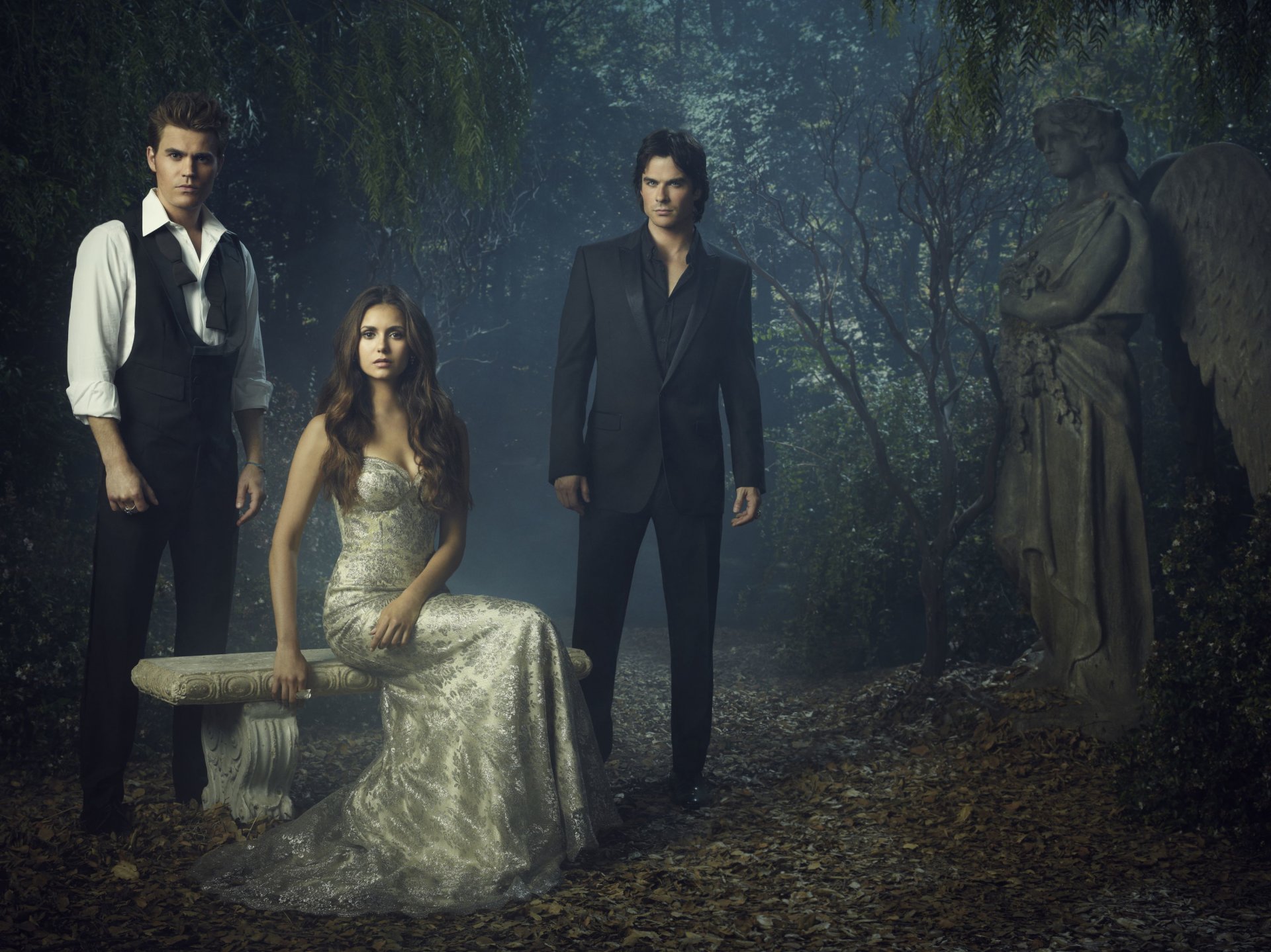 the vampire diaries serie tv elena stefan damon nina dobrev paul wesley ian somerhalder attori statua