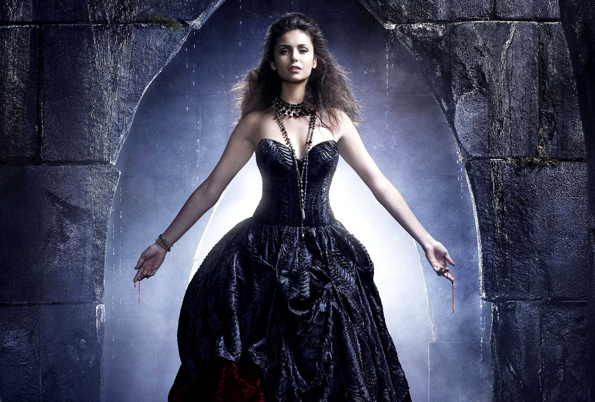 the vampire diaries stagione 4 stagione 4 serie tv elena gilbert attrice nina dobrev ragazza bruna vestito mani sangue