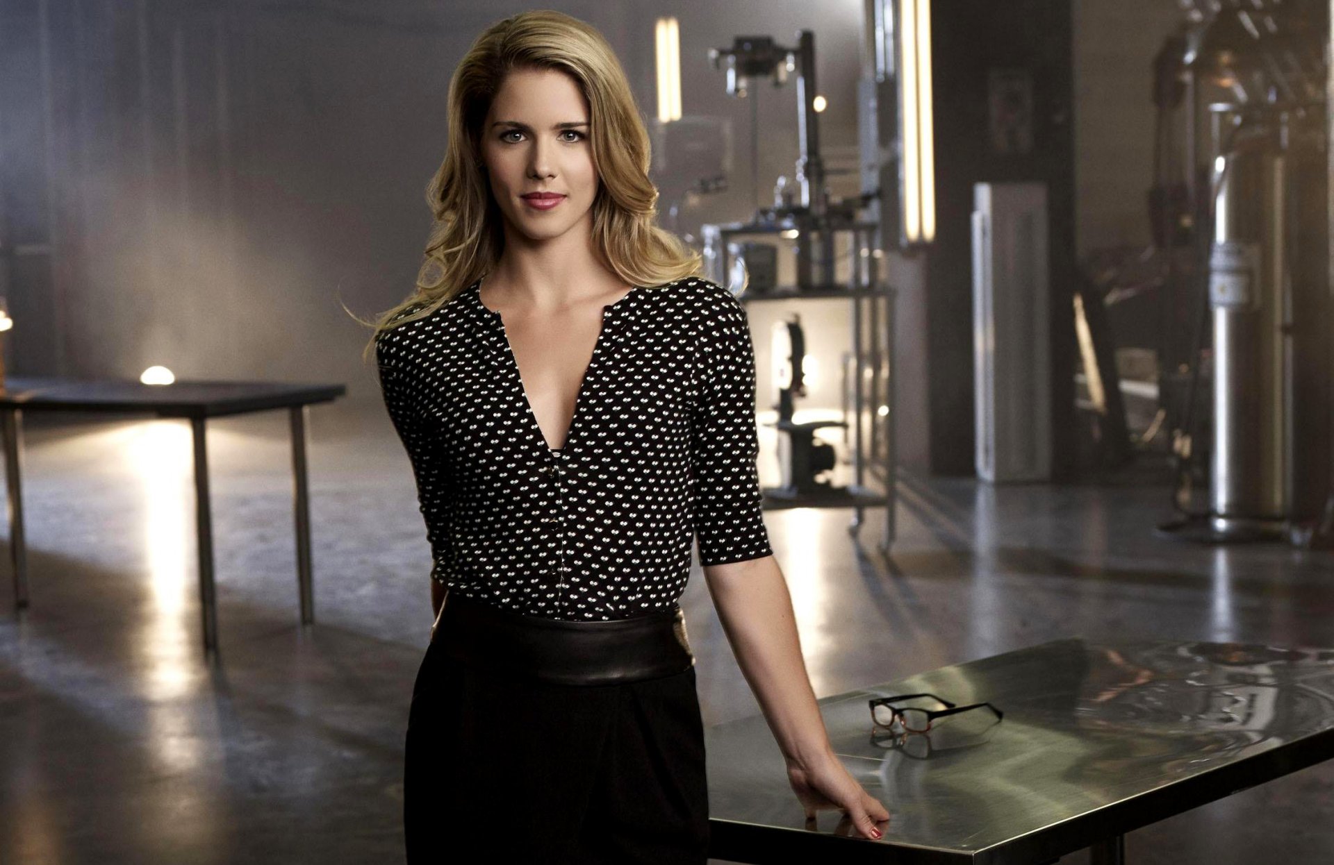 trelka strela season 2 TV series emily bette rickards actress felicity smoak felicity smoke girl blonde table glasse