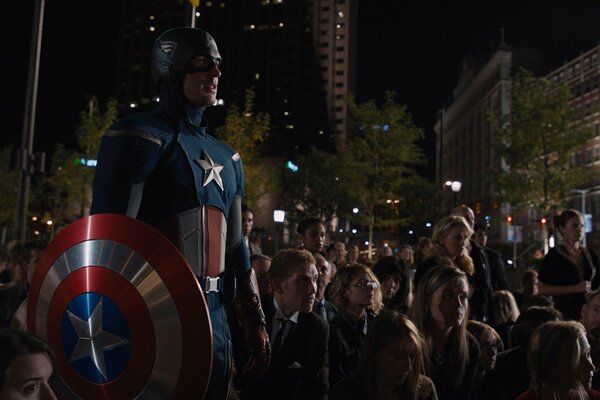 Captain America im Hintergrund der Menge