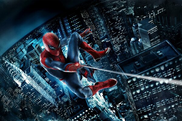 Amazing Spider-Man vole au-dessus des gratte-ciel