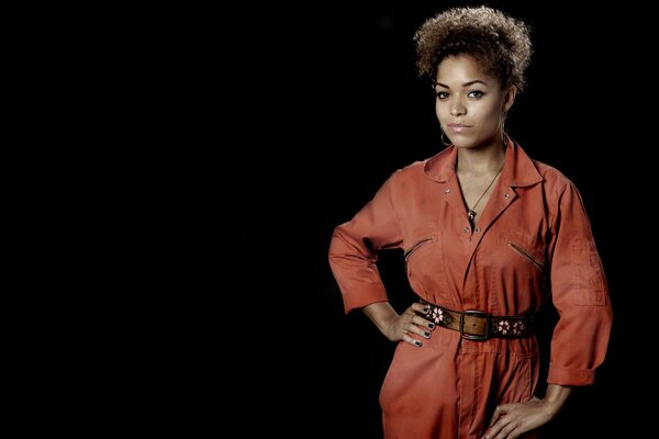 Auf einem dunklen Hintergrund ist das Mädchen Antonia Thomas aus der Serie Abschaum