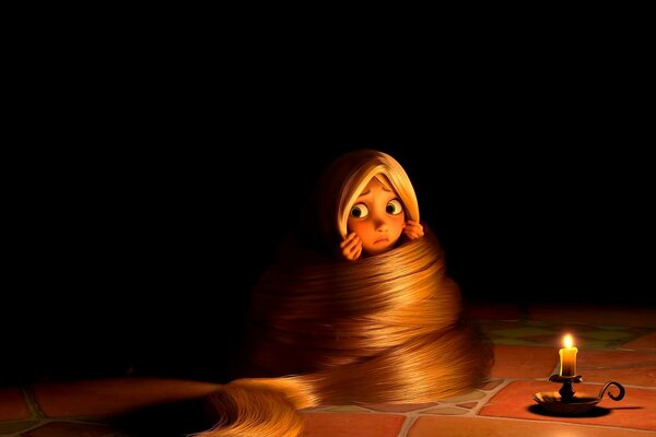 La pequeña Rapunzel en la oscuridad a la luz de las velas