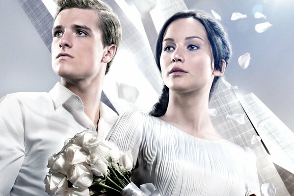 Die Hauptdarsteller des Films the Hunger Games in Hochzeitskleidern