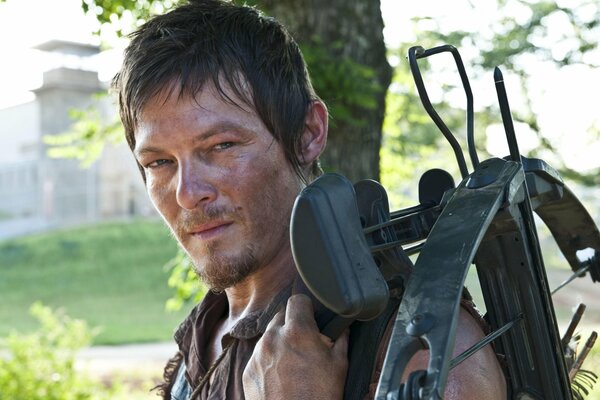 Daryl Dixon con una Ballesta fotograma de la serie the Walking Dead