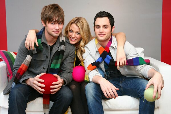 Attori della serie Gossip Girl seduti sul divano Blake Lively Chase Crawford, Penn Badgley