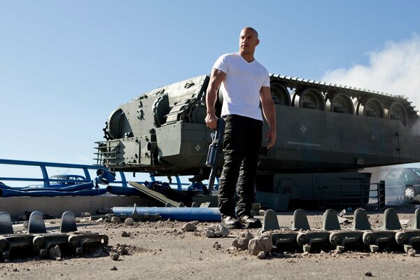 Vin Diesel en la película rápido y furioso con una camiseta de Chela