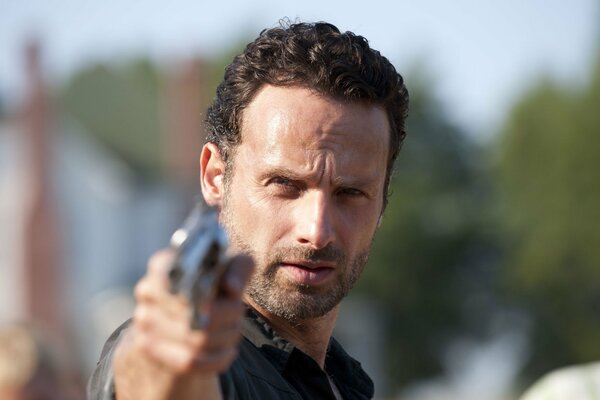 Rick Grimes con la pistola della serie TV The Walking Dead