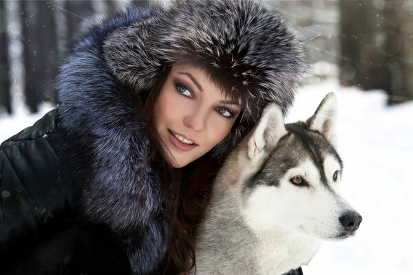 Chic Husky avec une fille sur la neige