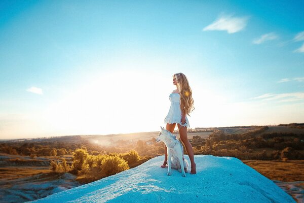 Mädchen mit Hund auf gelbem Wald Hintergrund