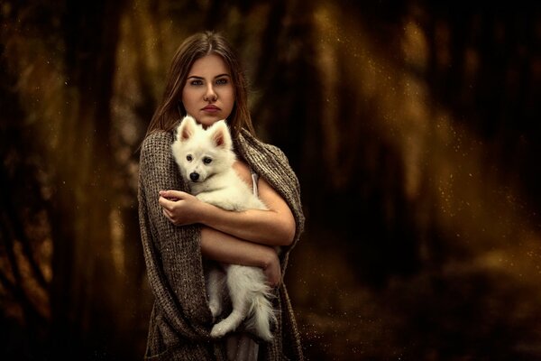 Ragazza con il cane tra le braccia